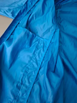 Chubasquero cortavientos azul