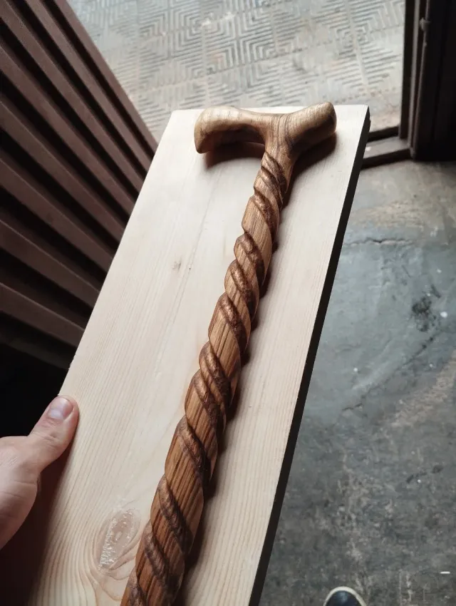 Bastón de castaño tallado a mano