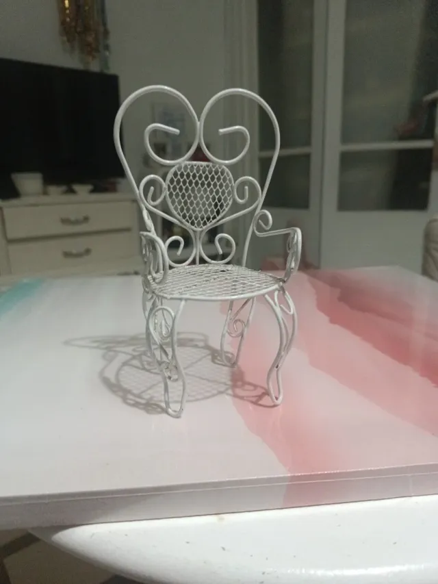 Silla expositora pequeña de alambre blanco