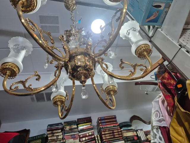 Lámpara de araña dorada con cristales