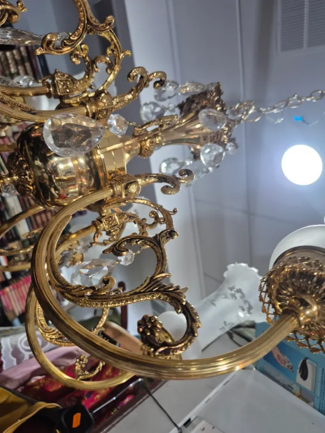 Lámpara de araña dorada con cristales