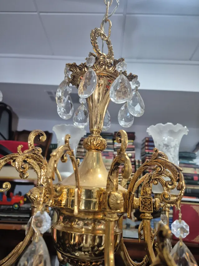 Lámpara de araña dorada con cristales
