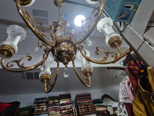 Lámpara de araña dorada con cristales