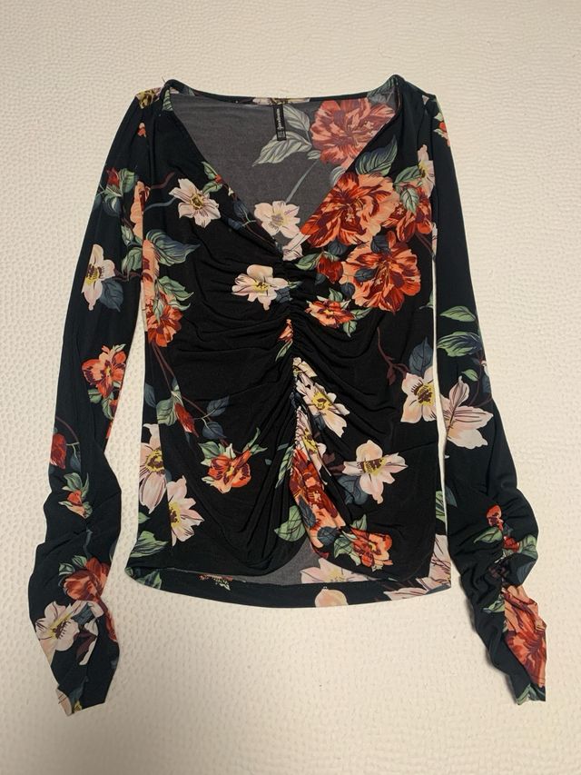 Camiseta floral manga larga