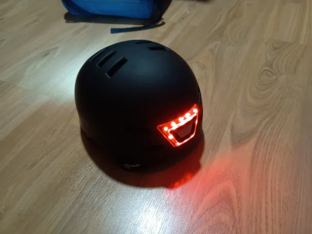 Casco Youin Negro con Luz Trasera LED