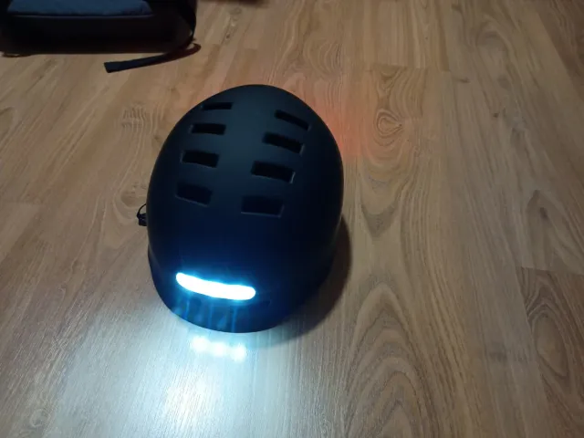 Casco Youin Negro con Luz Trasera LED