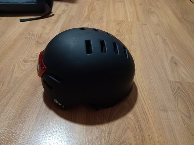 Casco Youin Negro con Luz Trasera LED
