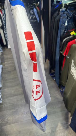 Camiseta blanca con detalles rojos