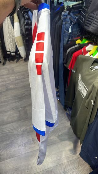 Camiseta blanca con detalles rojos