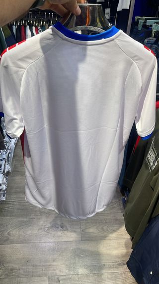 Camiseta blanca con detalles rojos