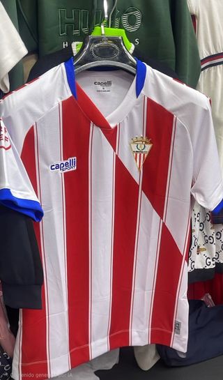 Camiseta blanca con detalles rojos