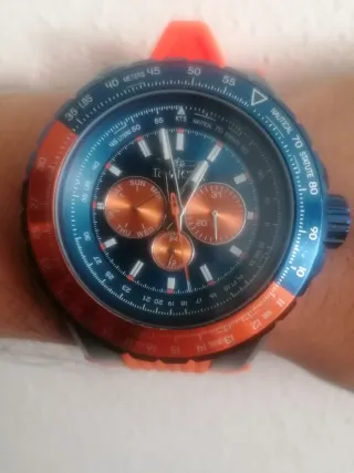 Reloj Invicta Negro y Naranja.