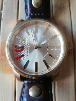 Reloj Invicta Negro y Naranja.