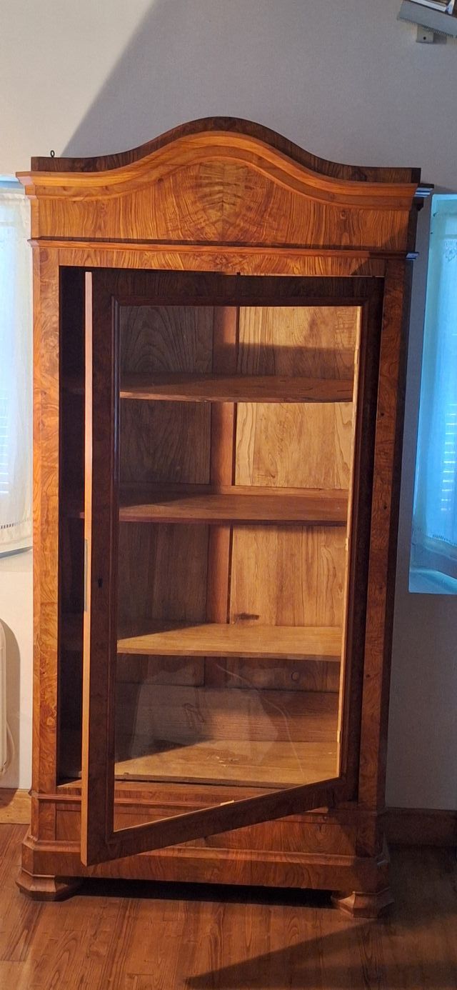 Vitrina antigua de madera y cristal