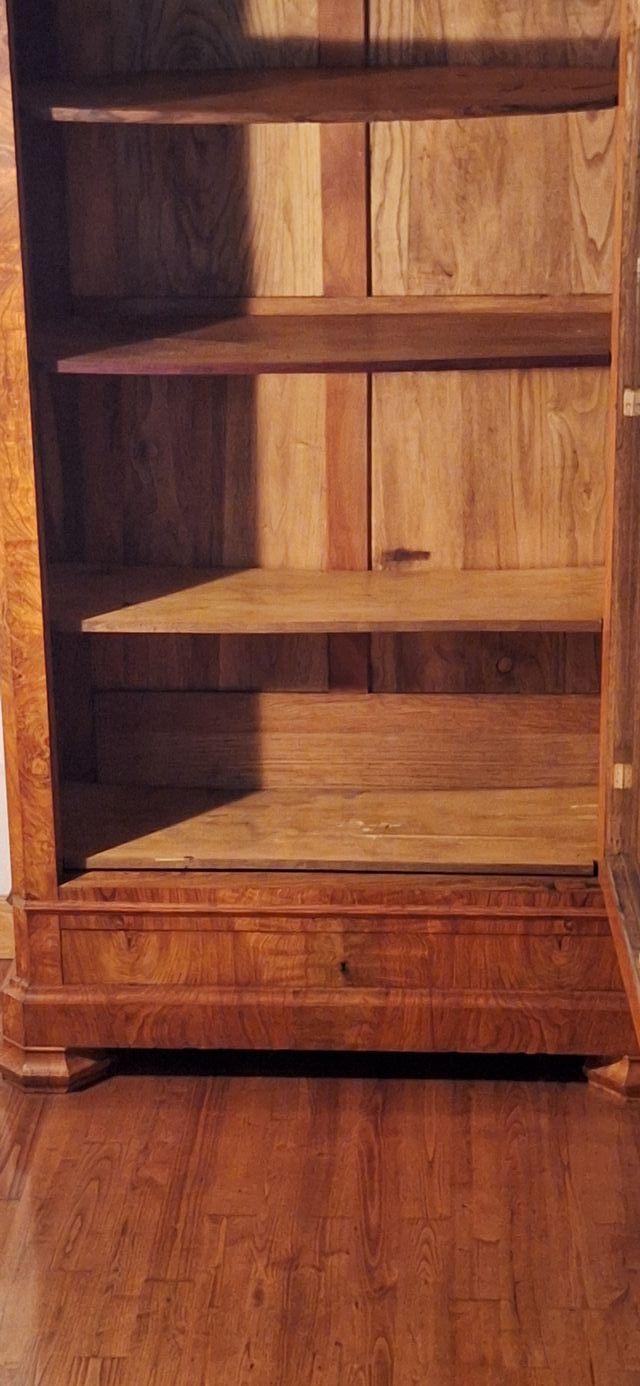 Vitrina antigua de madera y cristal