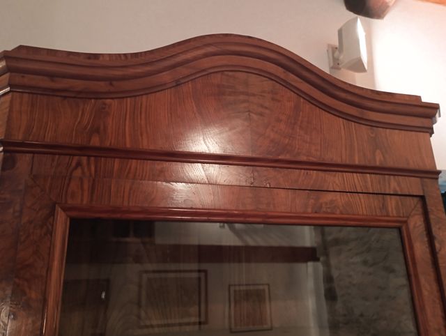 Vitrina antigua de madera y cristal