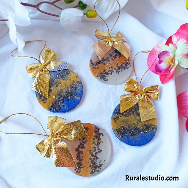 Lote 4 adornos árbol Navidad resina