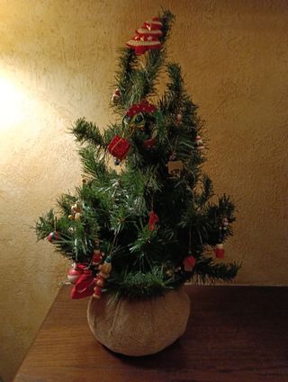 Albero di Natale decorato illuminato