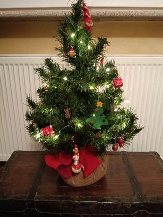 Albero di Natale decorato illuminato