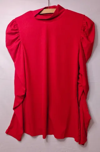 Blusa roja con hombreras y mangas fruncidas