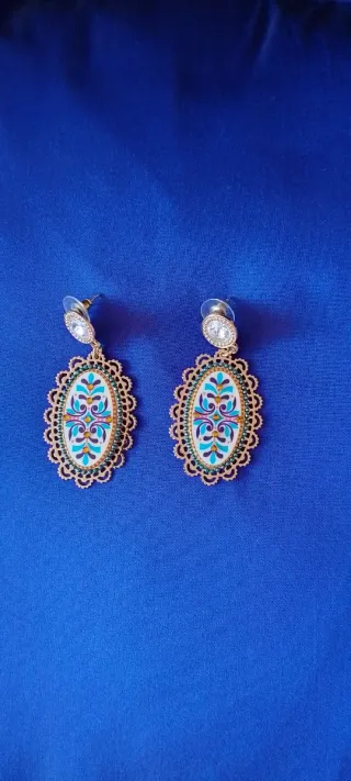 Pendientes ovalados dorados y multicolor