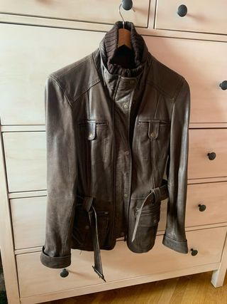 Cazadora de piel marrón con cinturón