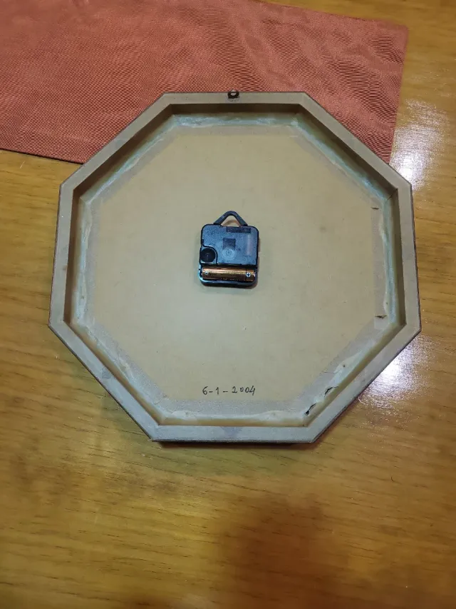 Reloj de pared octogonal decorado