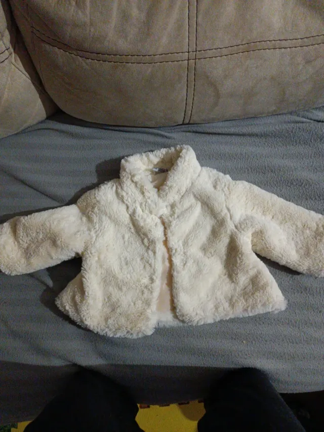 Abrigo de bebé de pelo blanco