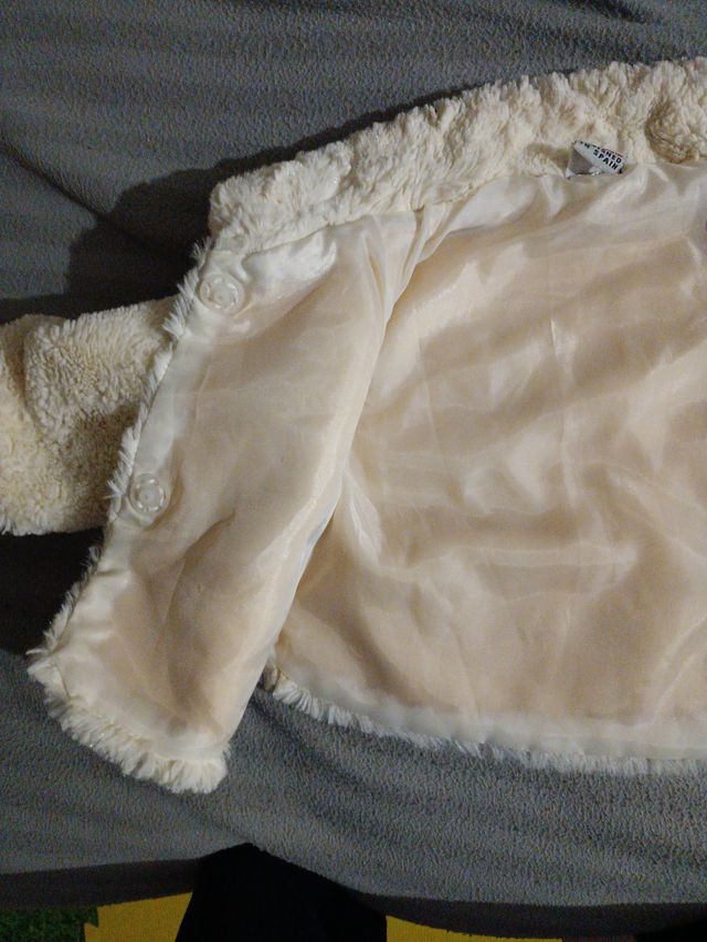 Abrigo de bebé de pelo blanco