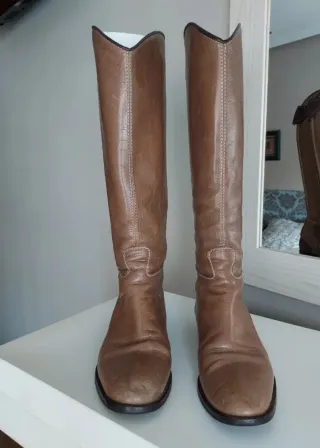 Botas caña alta y zapatos blucher