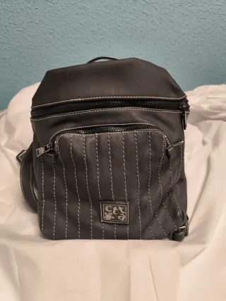 Mochila gris con costuras