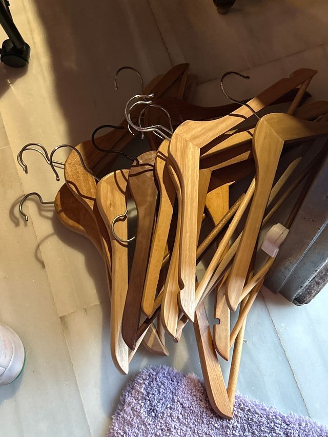 Perchas de madera con ganchos metálicos