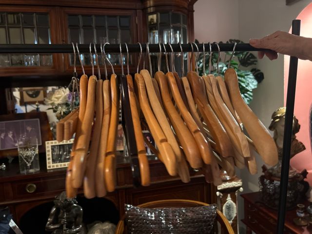 Perchas de madera con ganchos metálicos