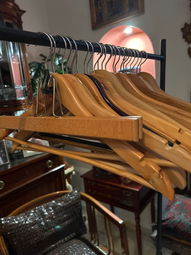 Perchas de madera con ganchos metálicos