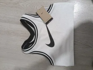 Top corto Nike blanco y negro