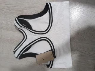 Top corto Nike blanco y negro