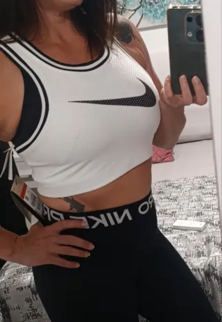 Top corto Nike blanco y negro