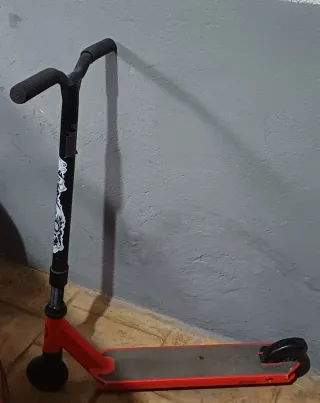 Pattino a rotelle rosso e nero