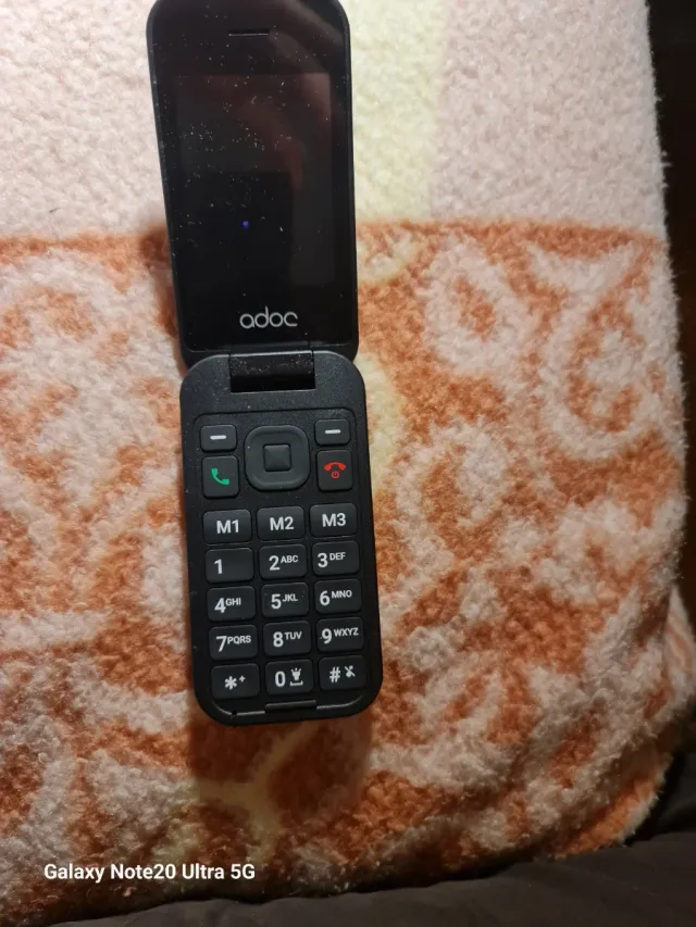 Teléfono móvil adoc tapa negro