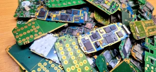 Lote ORO 1.7kg Más 95 placas de móviles