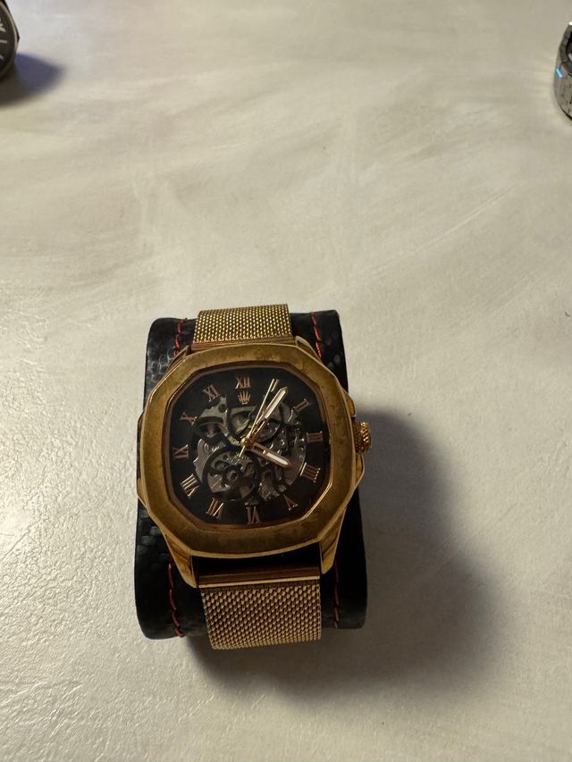 Orologio scheletrato oro e nero