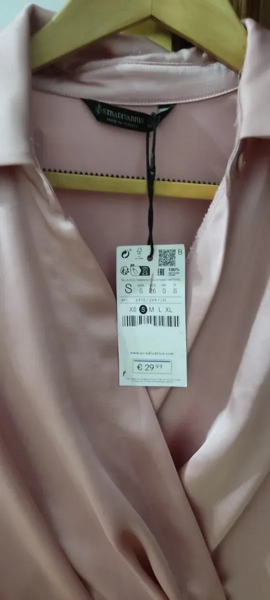 Vestido satinado rosa corto manga larga