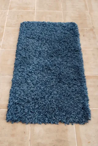 Tappeto blu a pelo lungo per comodino