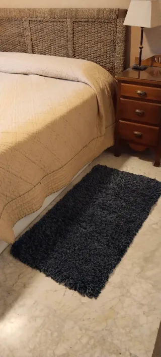 Tappeto blu a pelo lungo per comodino