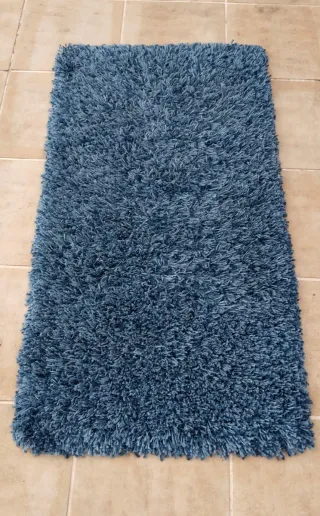 Tappeto blu a pelo lungo per comodino
