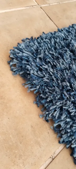 Tappeto blu a pelo lungo per comodino