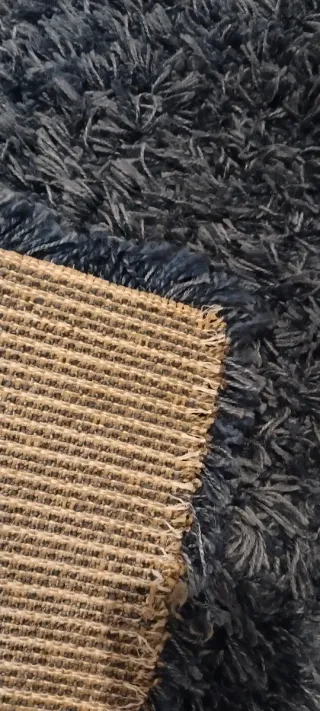 Tappeto blu a pelo lungo per comodino