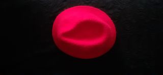 Sombrero de angora rojo