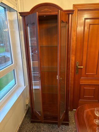 Vitrina de madera con puertas de cristal