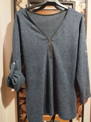 Jersey azul-grisáceo de cuello pico con cremallera